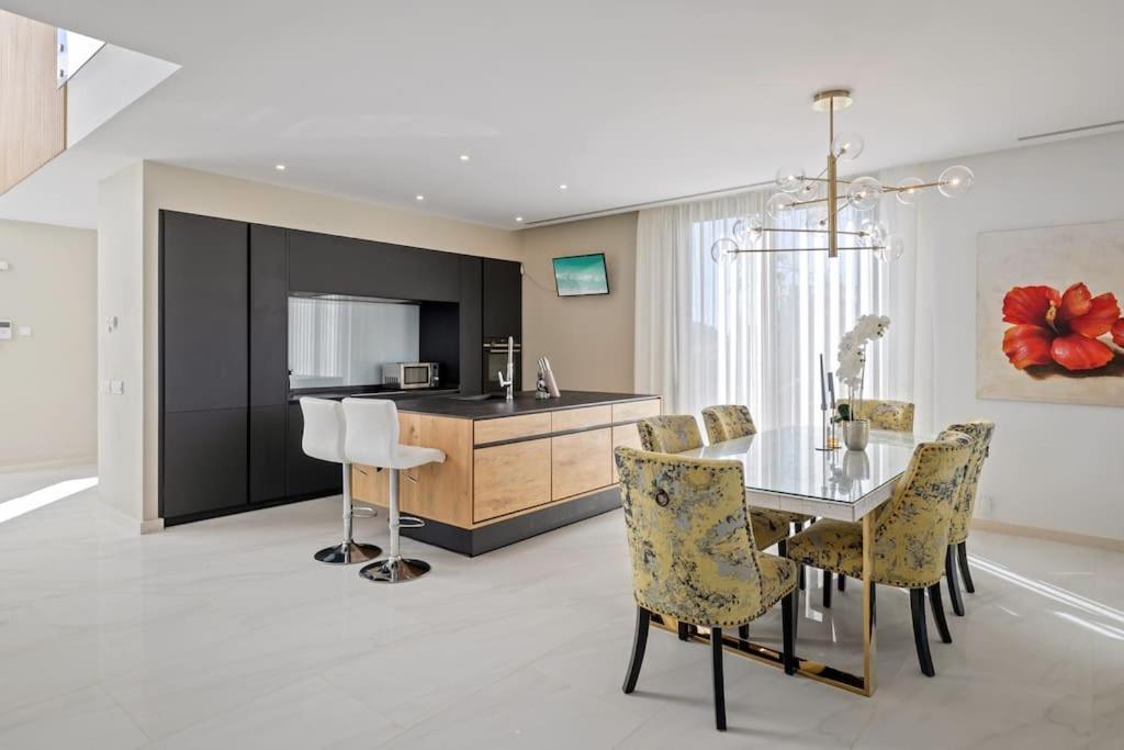 Brand New Luxury In Art Deco Style Villa