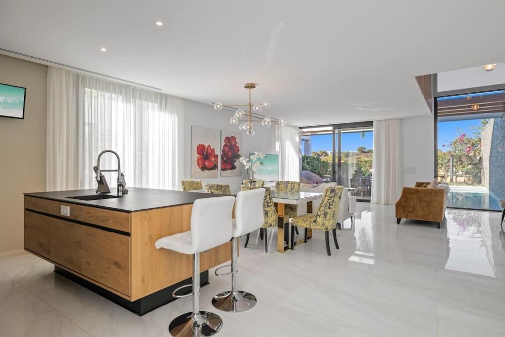 Brand New Luxury In Art Deco Style Villa *